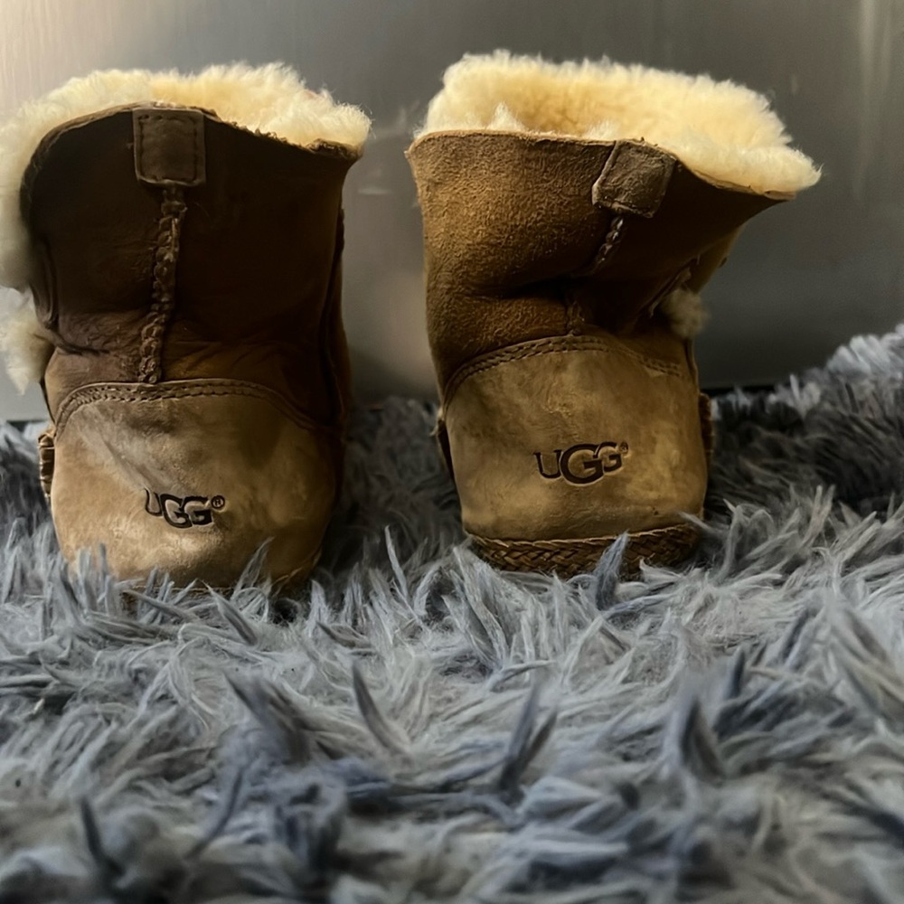 New ankle boot Ugg’s worn 4* still clean nice and new 5 1/2 even 5